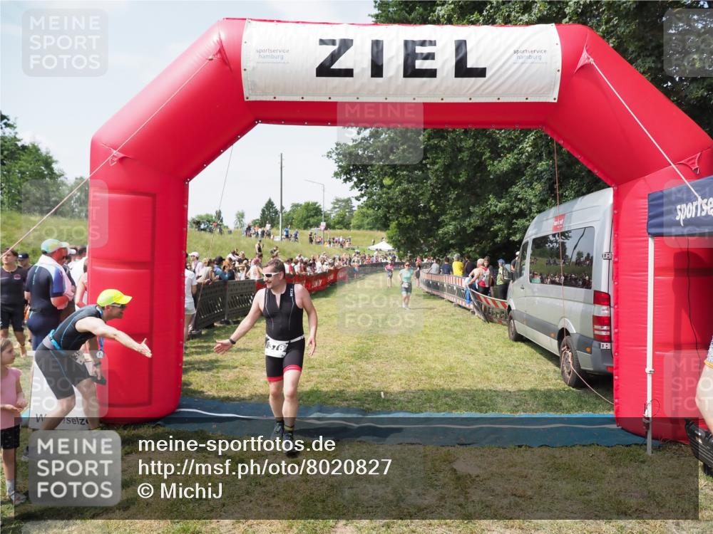 21.06.2025 - 27. Vierlanden-Triathlon MichiJ http://msf.ph/oto/8020827 15.06.2026 11:36:18 Ziel 378, 403 meine-sportfotos.de