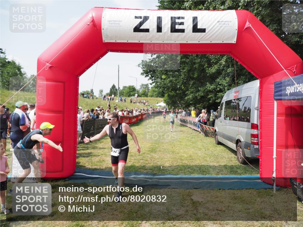 21.06.2025 - 27. Vierlanden-Triathlon MichiJ http://msf.ph/oto/8020832 15.06.2026 11:36:19 Ziel 378, 403 meine-sportfotos.de