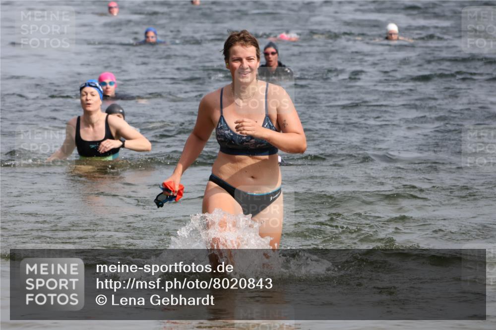 15.06.2025 - 27. Vierlanden-Triathlon Lena Gebhardt http://msf.ph/oto/8020843 15.06.2025 10:18:12 Schwimmen 515, 550, 568, 586, 629 meine-sportfotos.de
