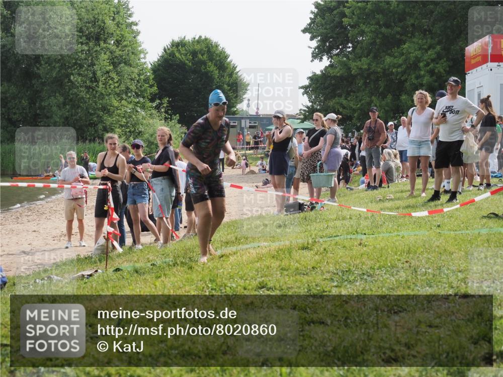 15.06.2025 - 27. Vierlanden-Triathlon KatJ http://msf.ph/oto/8020860 15.06.2025 10:23:20 Schwimmen 531 meine-sportfotos.de