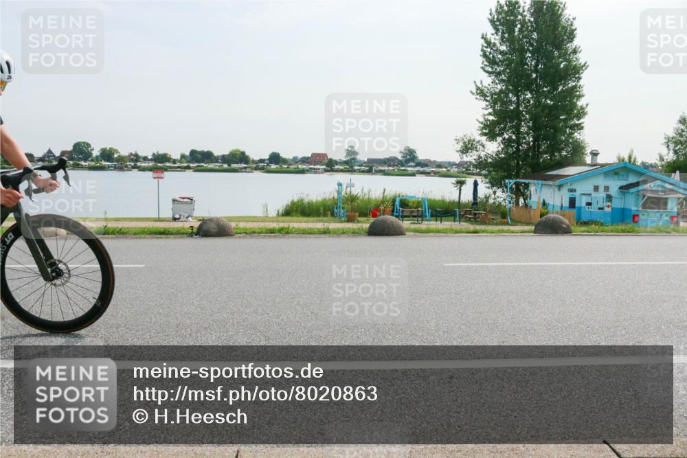 15.06.2025 - 27. Vierlanden-Triathlon H.Heesch http://msf.ph/oto/8020863 15.06.2025 09:50:53 Radfahren 15, 26, 35 meine-sportfotos.de