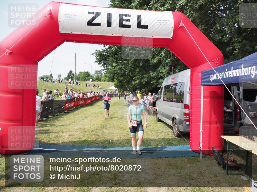 21.06.2025 - 27. Vierlanden-Triathlon MichiJ http://msf.ph/oto/8020872 15.06.2026 11:36:24 Ziel 247, 378, 472 meine-sportfotos.de