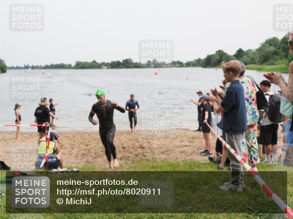 21.06.2025 - 27. Vierlanden-Triathlon MichiJ http://msf.ph/oto/8020911 15.06.2026 10:50:39 Schwimmen 753, 767 meine-sportfotos.de