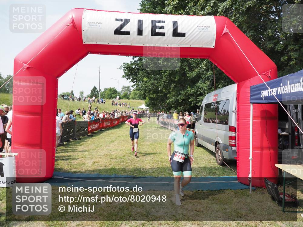 21.06.2025 - 27. Vierlanden-Triathlon MichiJ http://msf.ph/oto/8020948 15.06.2026 11:36:25 Ziel 247, 378, 472 meine-sportfotos.de