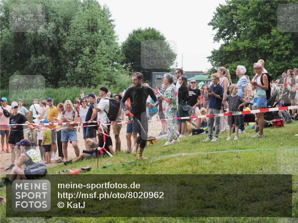 15.06.2025 - 27. Vierlanden-Triathlon KatJ http://msf.ph/oto/8020962 15.06.2025 10:51:08 Schwimmen 775 meine-sportfotos.de