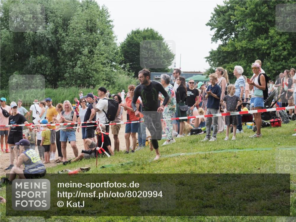 15.06.2025 - 27. Vierlanden-Triathlon KatJ http://msf.ph/oto/8020994 15.06.2025 10:51:08 Schwimmen 775 meine-sportfotos.de