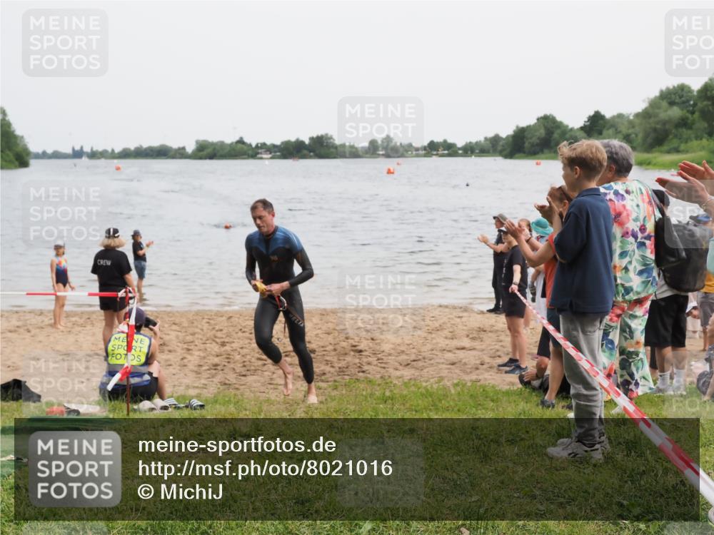21.06.2025 - 27. Vierlanden-Triathlon MichiJ http://msf.ph/oto/8021016 15.06.2026 10:50:41 Schwimmen 753, 767 meine-sportfotos.de
