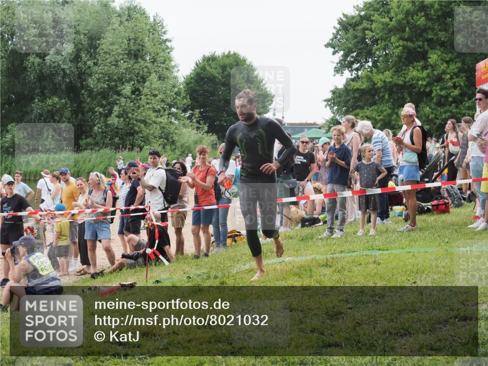 15.06.2025 - 27. Vierlanden-Triathlon KatJ http://msf.ph/oto/8021032 15.06.2025 10:51:09 Schwimmen 775 meine-sportfotos.de