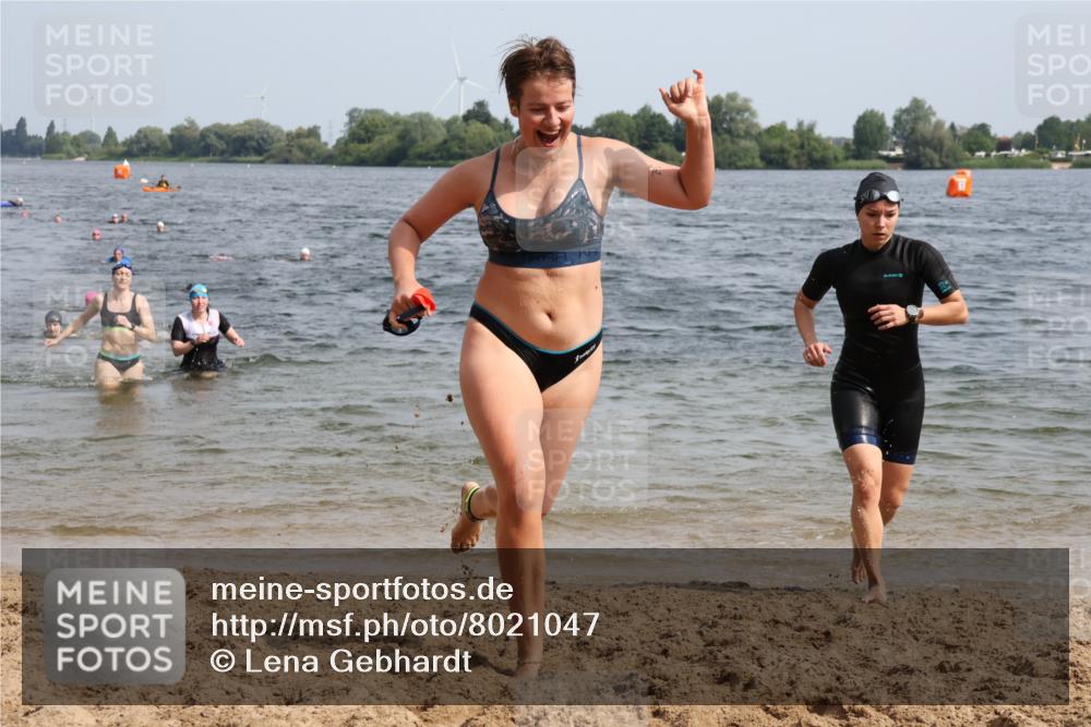 15.06.2025 - 27. Vierlanden-Triathlon Lena Gebhardt http://msf.ph/oto/8021047 15.06.2025 10:18:16 Schwimmen 495, 535, 568, 586 meine-sportfotos.de