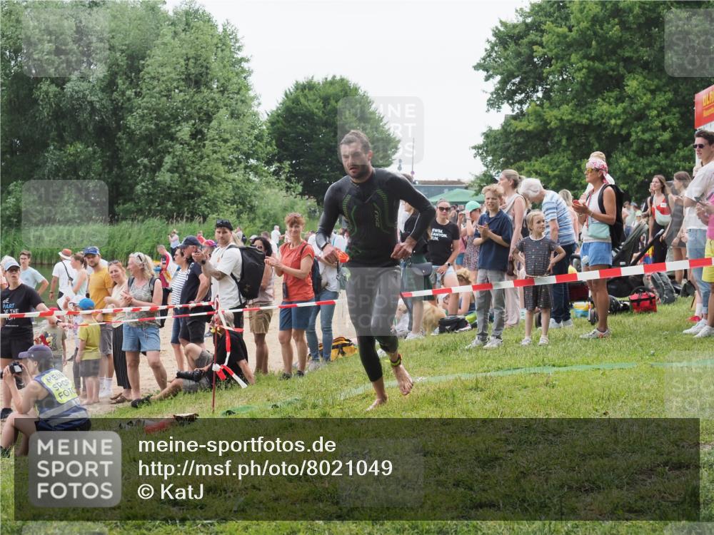 15.06.2025 - 27. Vierlanden-Triathlon KatJ http://msf.ph/oto/8021049 15.06.2025 10:51:09 Schwimmen 775 meine-sportfotos.de
