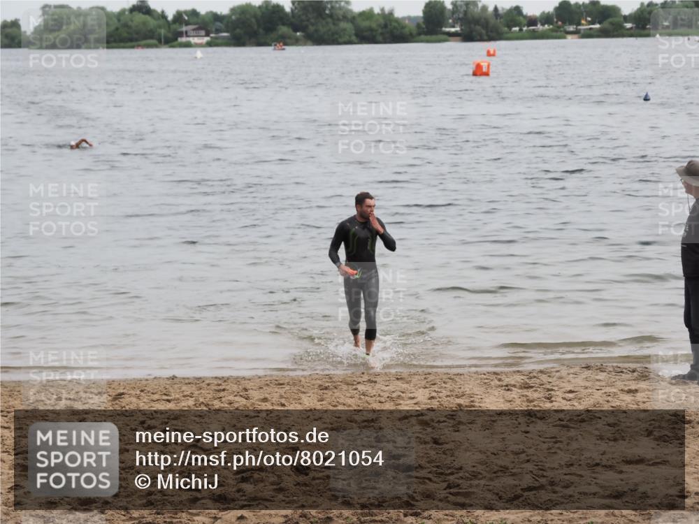 21.06.2025 - 27. Vierlanden-Triathlon MichiJ http://msf.ph/oto/8021054 15.06.2026 10:51:02 Schwimmen 775 meine-sportfotos.de