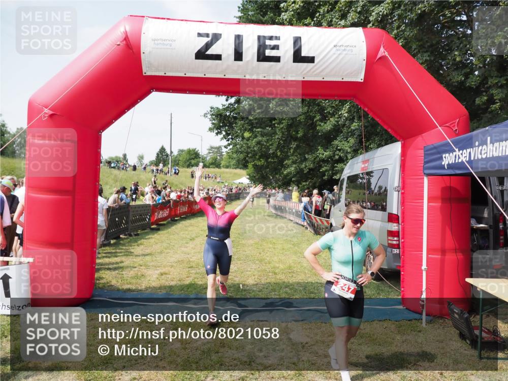 21.06.2025 - 27. Vierlanden-Triathlon MichiJ http://msf.ph/oto/8021058 15.06.2026 11:36:26 Ziel 247, 472 meine-sportfotos.de