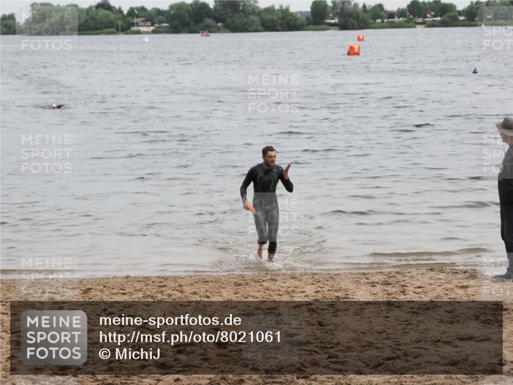 21.06.2025 - 27. Vierlanden-Triathlon MichiJ http://msf.ph/oto/8021061 15.06.2026 10:51:02 Schwimmen 775 meine-sportfotos.de