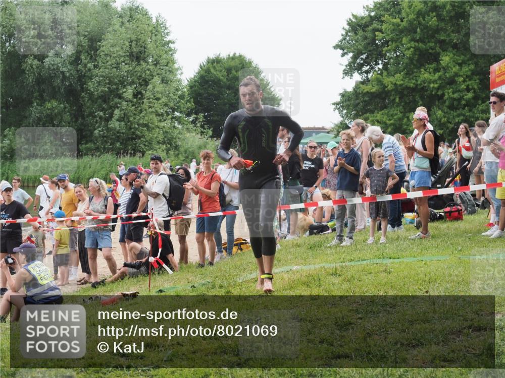 15.06.2025 - 27. Vierlanden-Triathlon KatJ http://msf.ph/oto/8021069 15.06.2025 10:51:09 Schwimmen 775 meine-sportfotos.de