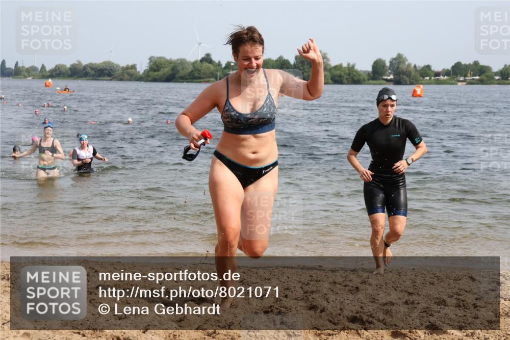 15.06.2025 - 27. Vierlanden-Triathlon Lena Gebhardt http://msf.ph/oto/8021071 15.06.2025 10:18:16 Schwimmen 495, 535, 568, 586 meine-sportfotos.de