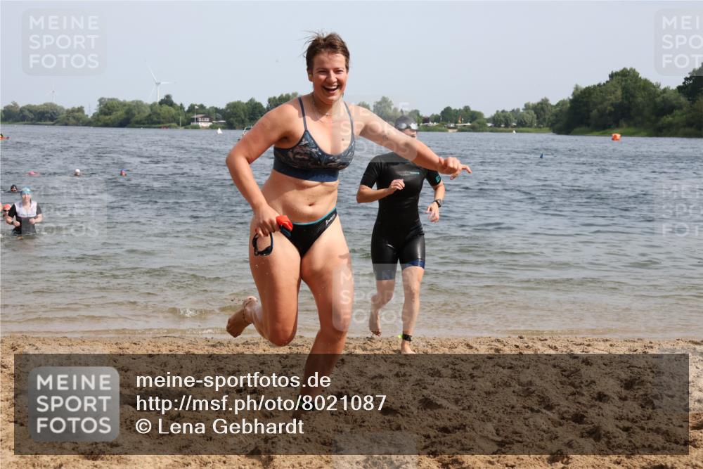 15.06.2025 - 27. Vierlanden-Triathlon Lena Gebhardt http://msf.ph/oto/8021087 15.06.2025 10:18:16 Schwimmen 495, 535, 568, 586 meine-sportfotos.de