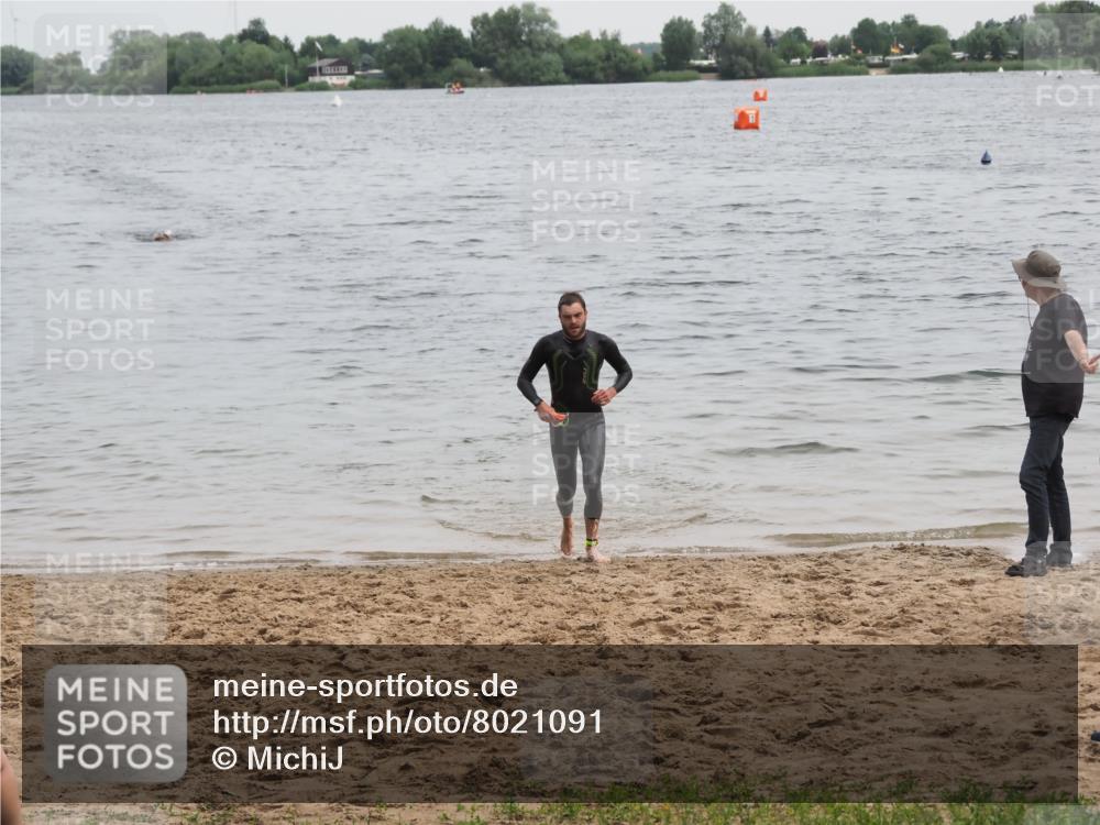 21.06.2025 - 27. Vierlanden-Triathlon MichiJ http://msf.ph/oto/8021091 15.06.2026 10:51:03 Schwimmen 775 meine-sportfotos.de