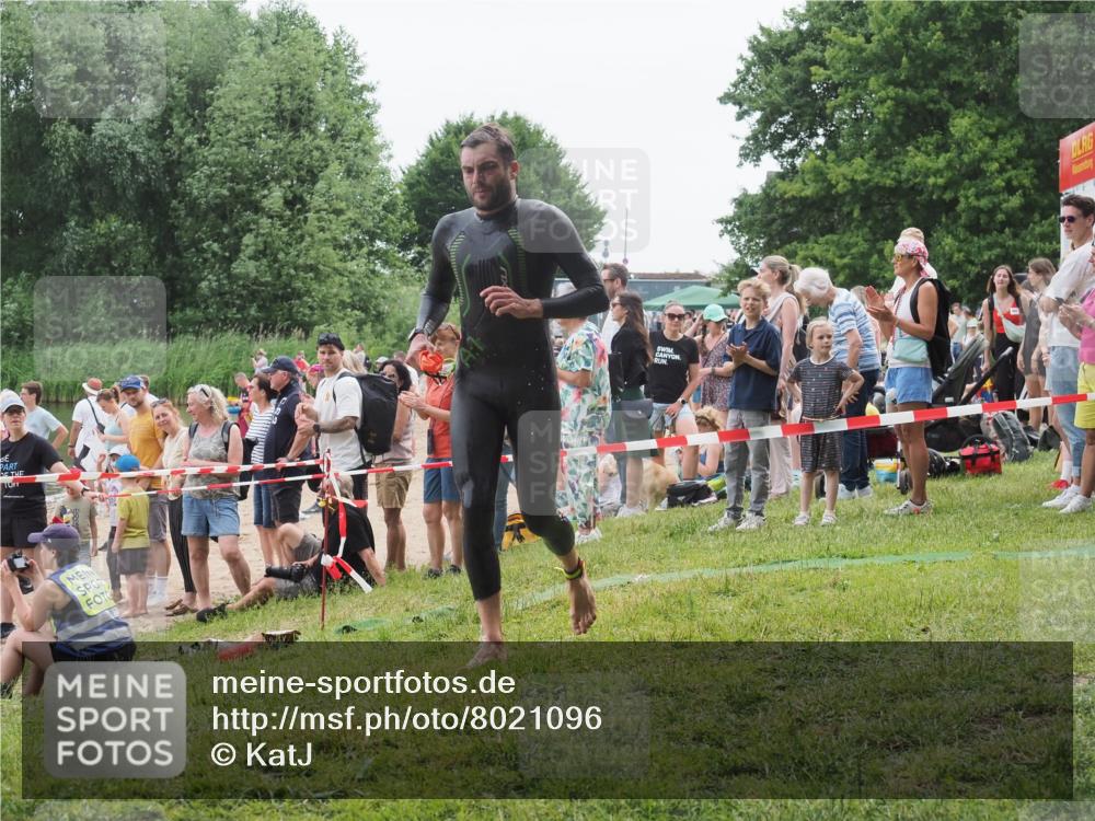 15.06.2025 - 27. Vierlanden-Triathlon KatJ http://msf.ph/oto/8021096 15.06.2025 10:51:10 Schwimmen 775 meine-sportfotos.de