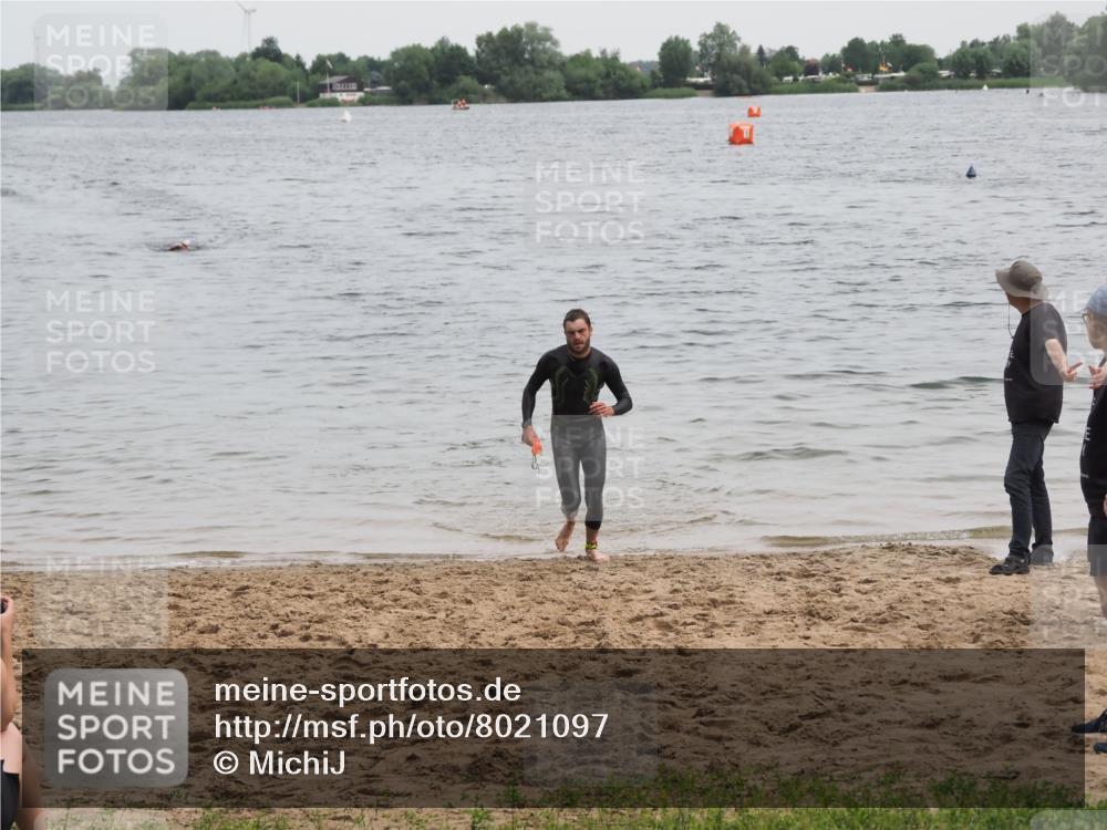 21.06.2025 - 27. Vierlanden-Triathlon MichiJ http://msf.ph/oto/8021097 15.06.2026 10:51:03 Schwimmen 775 meine-sportfotos.de