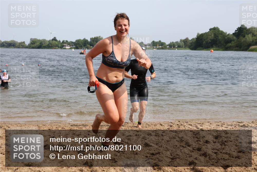 15.06.2025 - 27. Vierlanden-Triathlon Lena Gebhardt http://msf.ph/oto/8021100 15.06.2025 10:18:16 Schwimmen 495, 535, 568, 586 meine-sportfotos.de