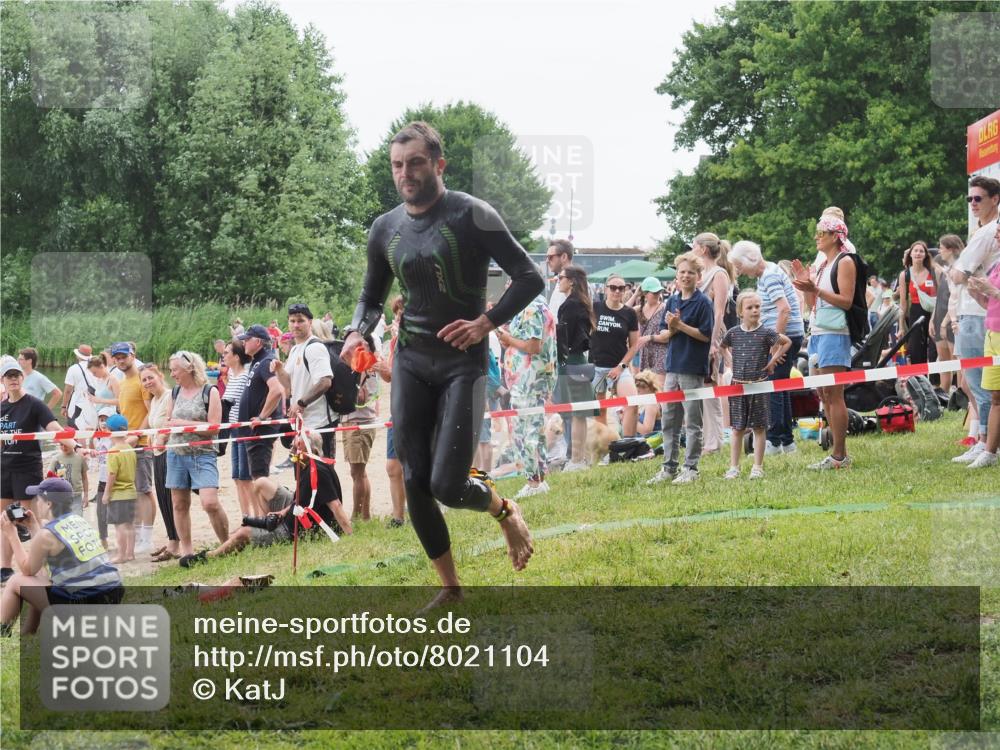15.06.2025 - 27. Vierlanden-Triathlon KatJ http://msf.ph/oto/8021104 15.06.2025 10:51:10 Schwimmen 775 meine-sportfotos.de