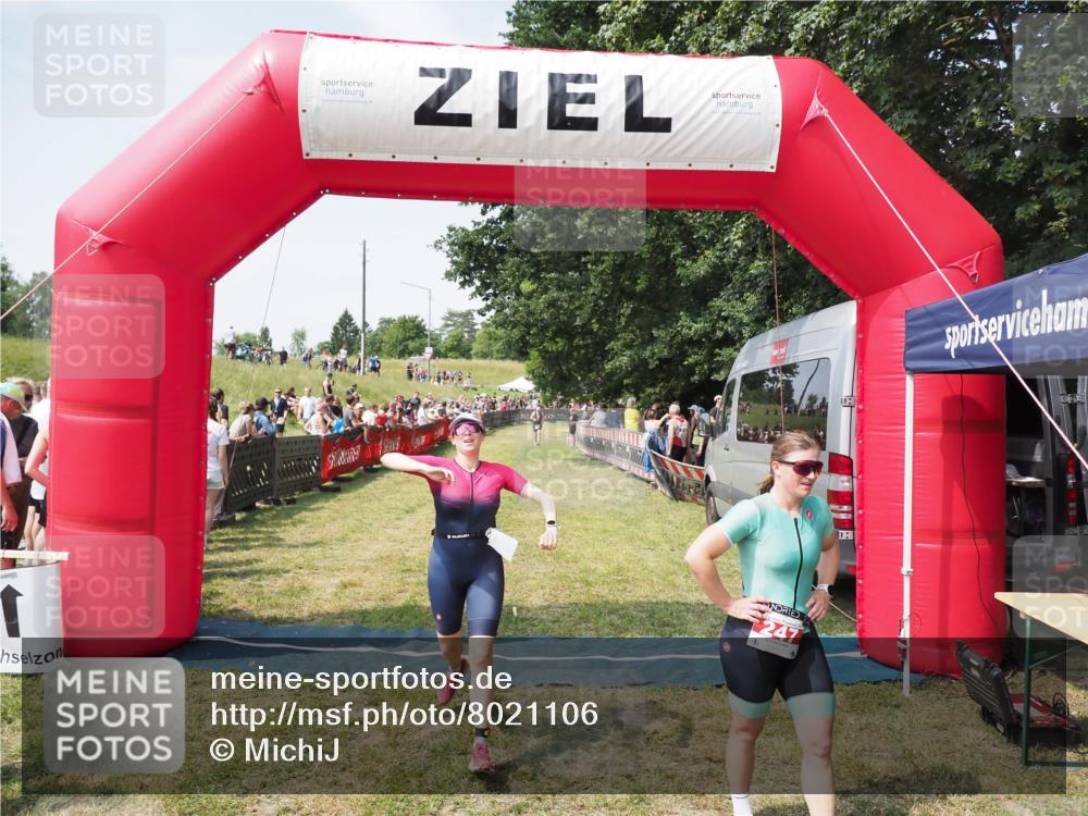 21.06.2025 - 27. Vierlanden-Triathlon MichiJ http://msf.ph/oto/8021106 15.06.2026 11:36:27 Ziel 247, 472 meine-sportfotos.de