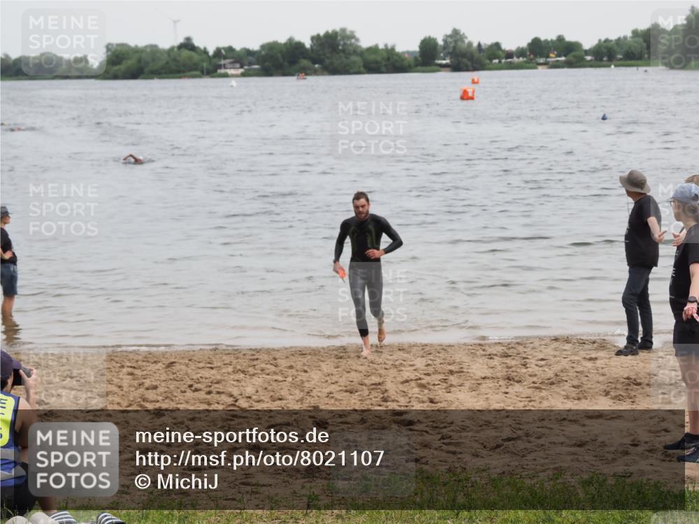 21.06.2025 - 27. Vierlanden-Triathlon MichiJ http://msf.ph/oto/8021107 15.06.2026 10:51:03 Schwimmen 775 meine-sportfotos.de