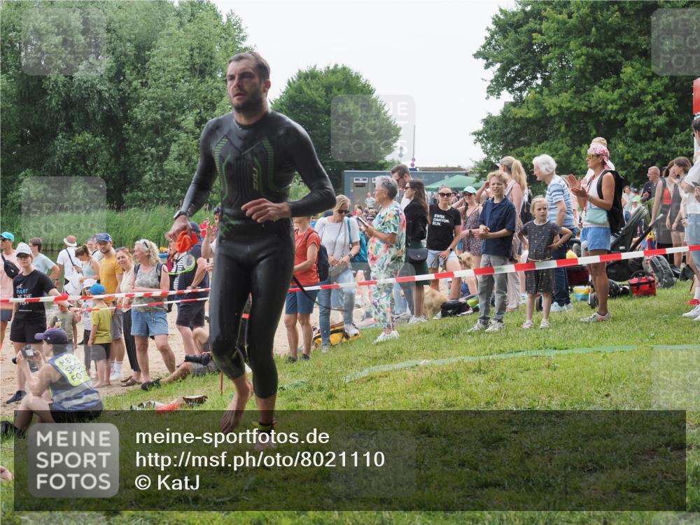 15.06.2025 - 27. Vierlanden-Triathlon KatJ http://msf.ph/oto/8021110 15.06.2025 10:51:10 Schwimmen 775 meine-sportfotos.de