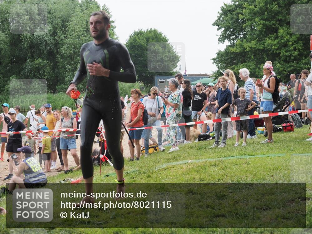 15.06.2025 - 27. Vierlanden-Triathlon KatJ http://msf.ph/oto/8021115 15.06.2025 10:51:10 Schwimmen 775 meine-sportfotos.de