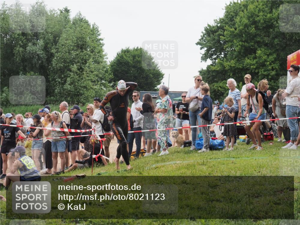 15.06.2025 - 27. Vierlanden-Triathlon KatJ http://msf.ph/oto/8021123 15.06.2025 10:51:42 Schwimmen 676 meine-sportfotos.de