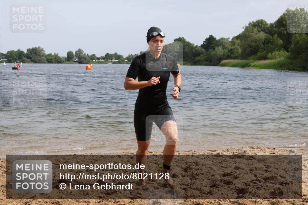 15.06.2025 - 27. Vierlanden-Triathlon Lena Gebhardt http://msf.ph/oto/8021128 15.06.2025 10:18:17 Schwimmen 495, 535, 568, 586 meine-sportfotos.de