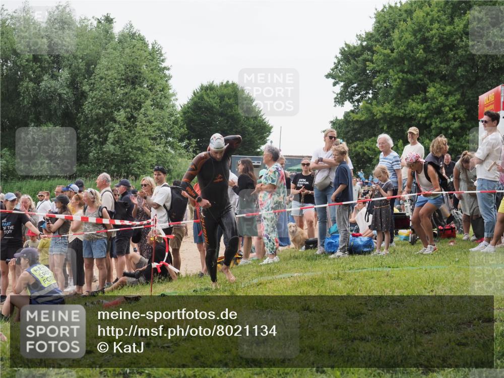 15.06.2025 - 27. Vierlanden-Triathlon KatJ http://msf.ph/oto/8021134 15.06.2025 10:51:42 Schwimmen 676 meine-sportfotos.de