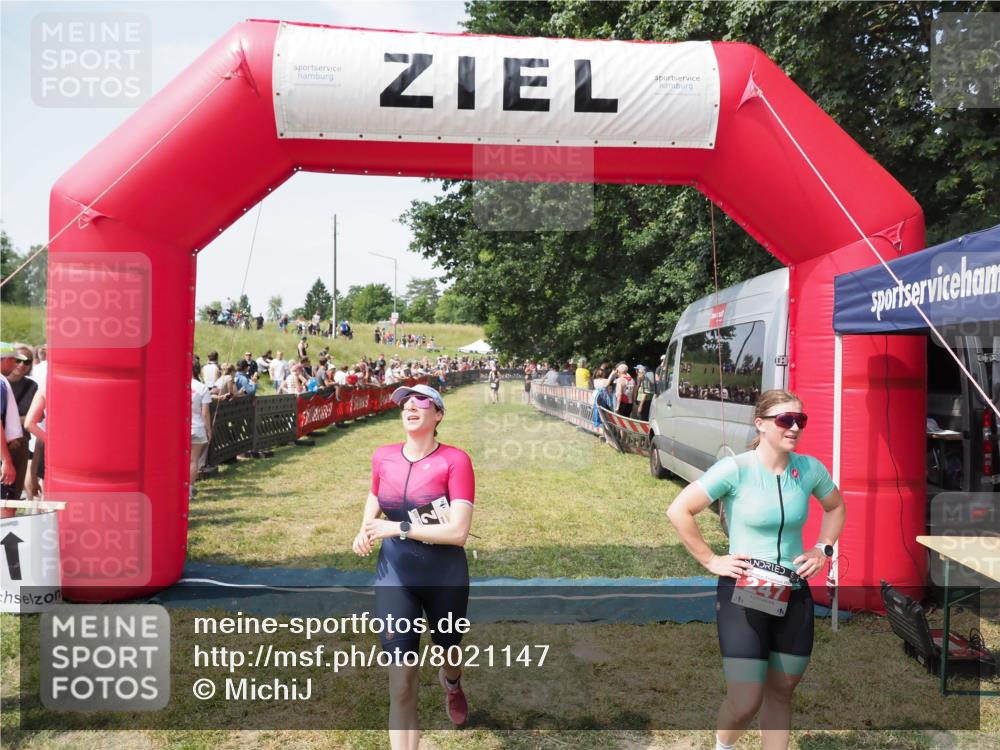 21.06.2025 - 27. Vierlanden-Triathlon MichiJ http://msf.ph/oto/8021147 15.06.2026 11:36:27 Ziel 247, 472 meine-sportfotos.de