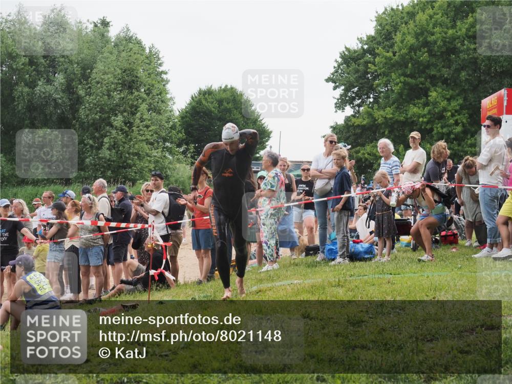 15.06.2025 - 27. Vierlanden-Triathlon KatJ http://msf.ph/oto/8021148 15.06.2025 10:51:42 Schwimmen 676 meine-sportfotos.de