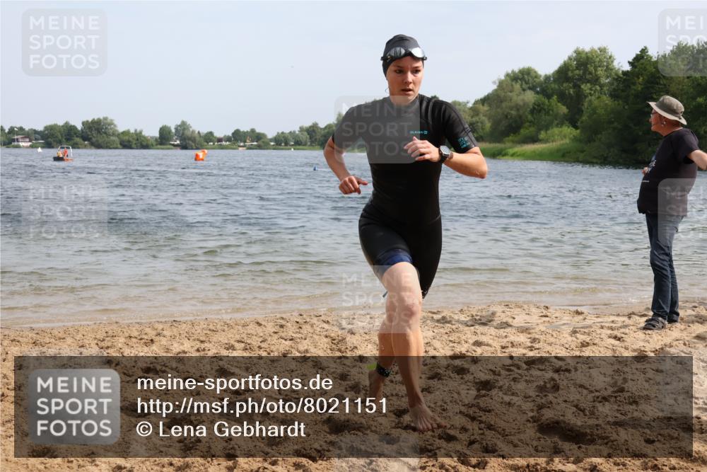 15.06.2025 - 27. Vierlanden-Triathlon Lena Gebhardt http://msf.ph/oto/8021151 15.06.2025 10:18:18 Schwimmen 495, 535, 568, 586 meine-sportfotos.de