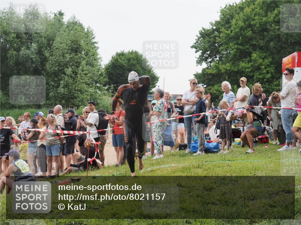 15.06.2025 - 27. Vierlanden-Triathlon KatJ http://msf.ph/oto/8021157 15.06.2025 10:51:42 Schwimmen 676 meine-sportfotos.de