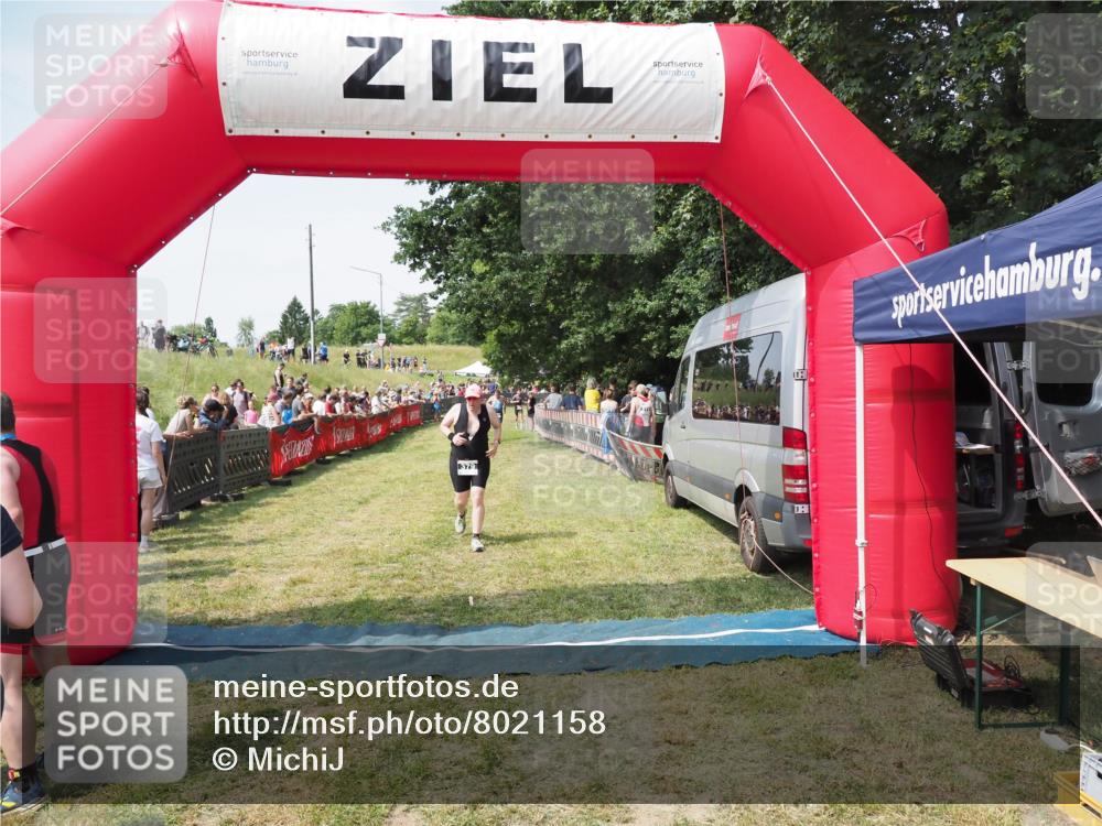 21.06.2025 - 27. Vierlanden-Triathlon MichiJ http://msf.ph/oto/8021158 15.06.2026 11:36:37 Ziel 379 meine-sportfotos.de