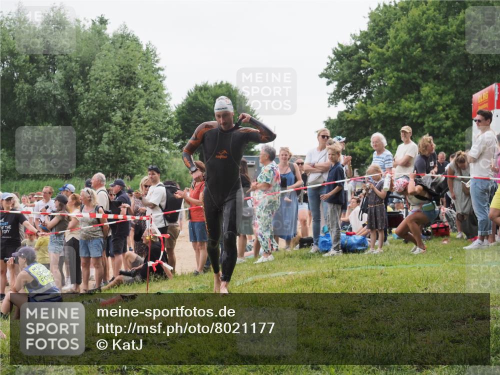 15.06.2025 - 27. Vierlanden-Triathlon KatJ http://msf.ph/oto/8021177 15.06.2025 10:51:43 Schwimmen 676 meine-sportfotos.de