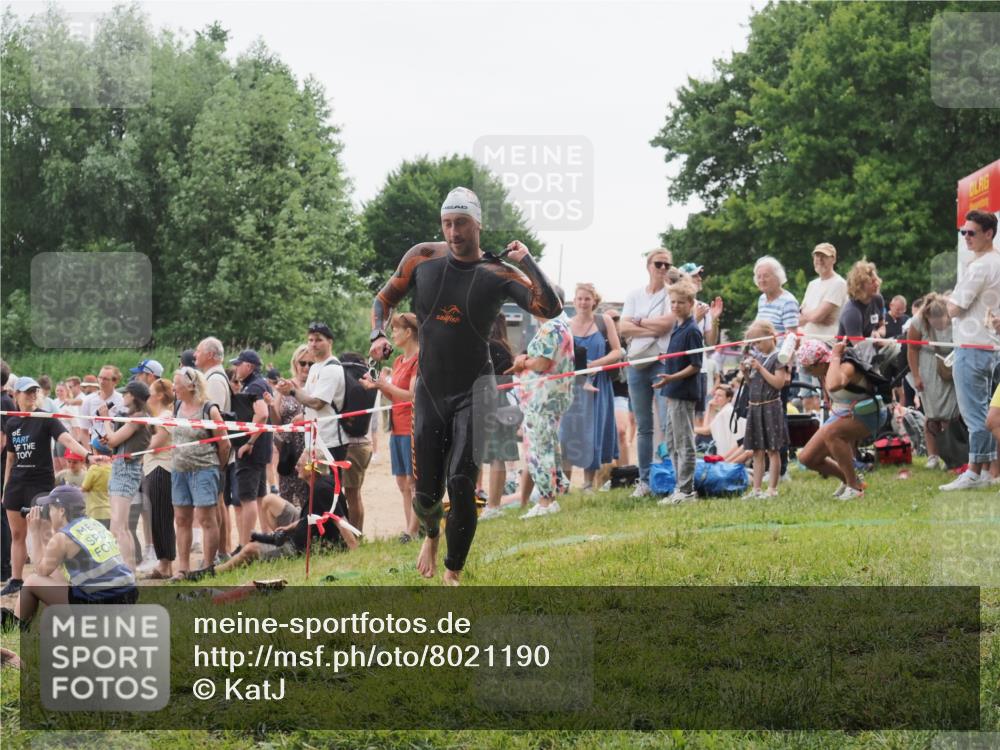15.06.2025 - 27. Vierlanden-Triathlon KatJ http://msf.ph/oto/8021190 15.06.2025 10:51:43 Schwimmen 676 meine-sportfotos.de