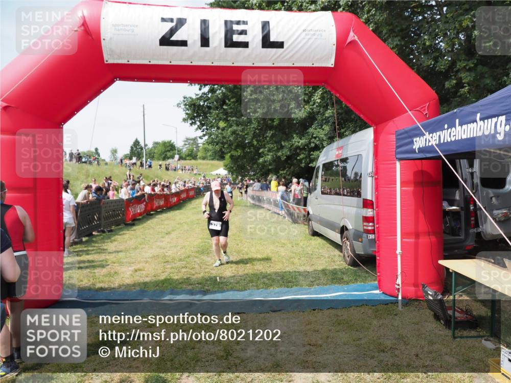 21.06.2025 - 27. Vierlanden-Triathlon MichiJ http://msf.ph/oto/8021202 15.06.2026 11:36:37 Ziel 379 meine-sportfotos.de