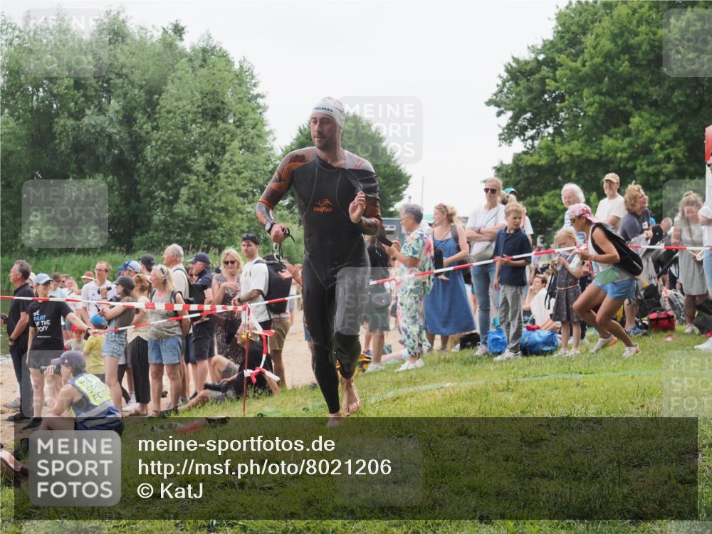 15.06.2025 - 27. Vierlanden-Triathlon KatJ http://msf.ph/oto/8021206 15.06.2025 10:51:43 Schwimmen 676 meine-sportfotos.de