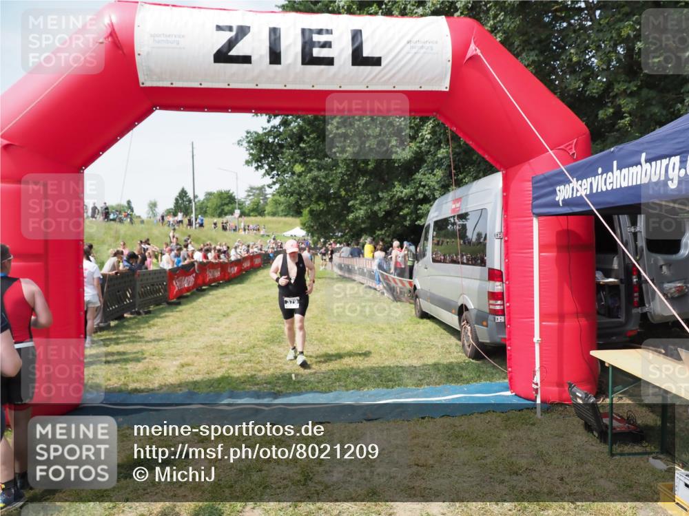 21.06.2025 - 27. Vierlanden-Triathlon MichiJ http://msf.ph/oto/8021209 15.06.2026 11:36:37 Ziel 379 meine-sportfotos.de