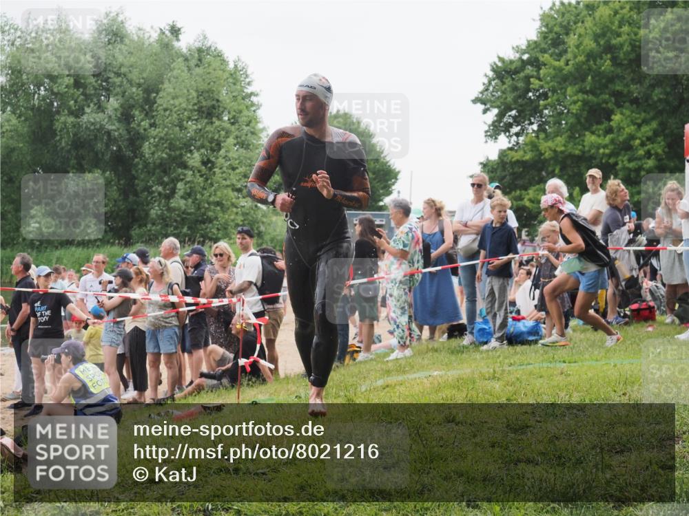 15.06.2025 - 27. Vierlanden-Triathlon KatJ http://msf.ph/oto/8021216 15.06.2025 10:51:43 Schwimmen 676 meine-sportfotos.de