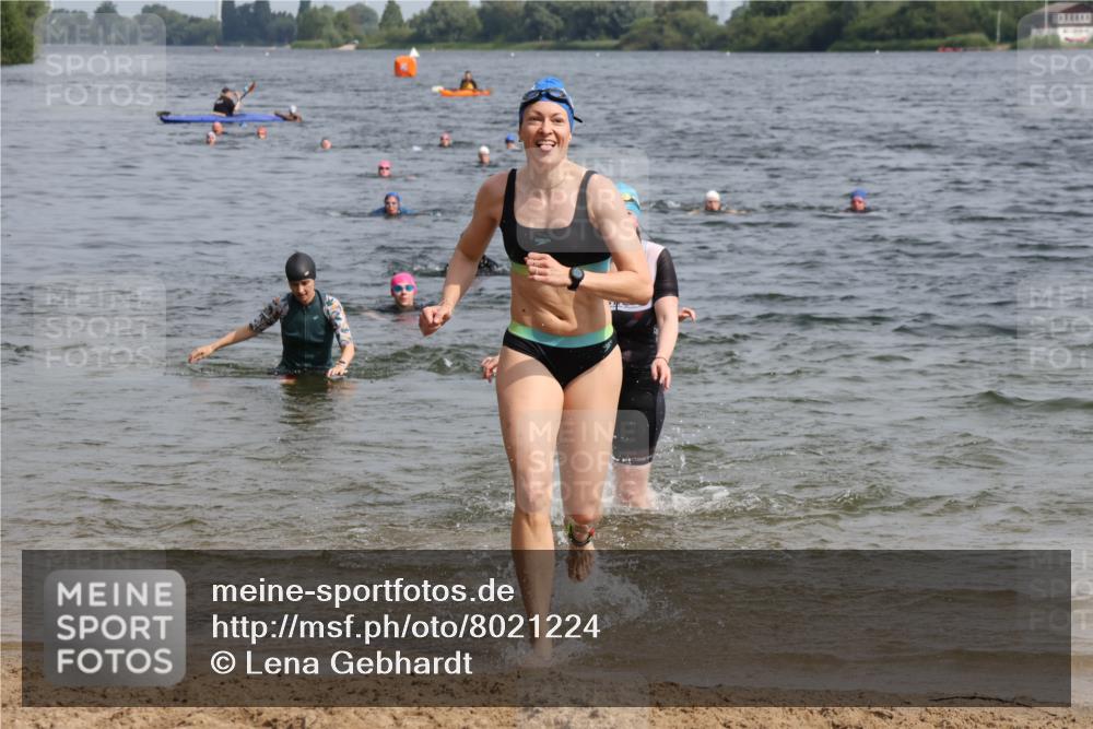 15.06.2025 - 27. Vierlanden-Triathlon Lena Gebhardt http://msf.ph/oto/8021224 15.06.2025 10:18:21 Schwimmen 495, 533, 535, 568, 586, 621 meine-sportfotos.de