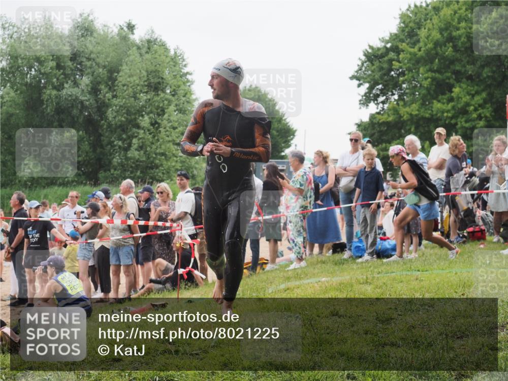 15.06.2025 - 27. Vierlanden-Triathlon KatJ http://msf.ph/oto/8021225 15.06.2025 10:51:43 Schwimmen 676 meine-sportfotos.de