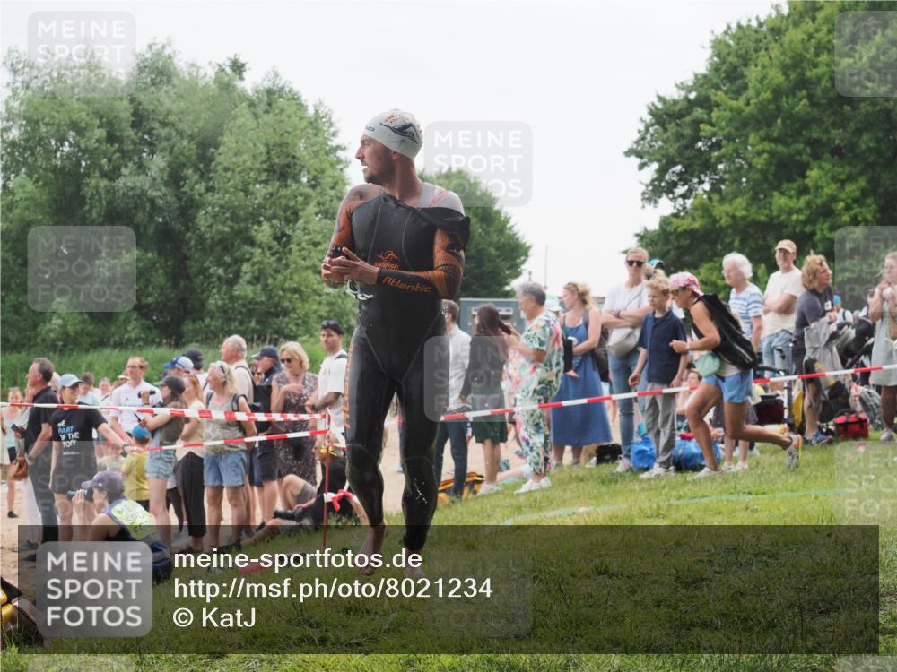 15.06.2025 - 27. Vierlanden-Triathlon KatJ http://msf.ph/oto/8021234 15.06.2025 10:51:44 Schwimmen 676 meine-sportfotos.de