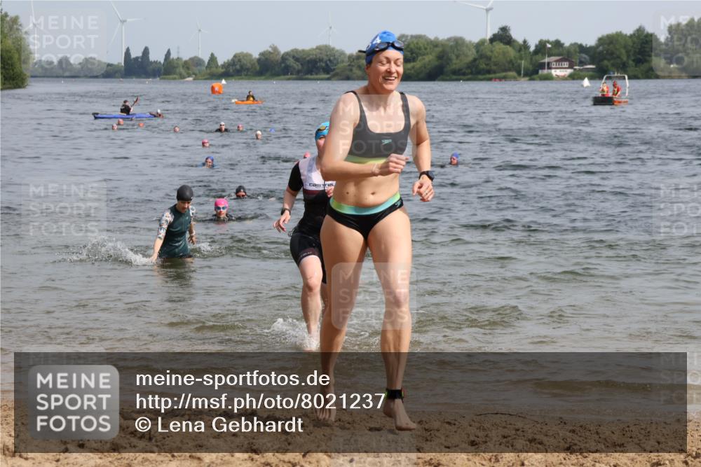 15.06.2025 - 27. Vierlanden-Triathlon Lena Gebhardt http://msf.ph/oto/8021237 15.06.2025 10:18:22 Schwimmen 495, 533, 535, 568, 586, 621, 628 meine-sportfotos.de