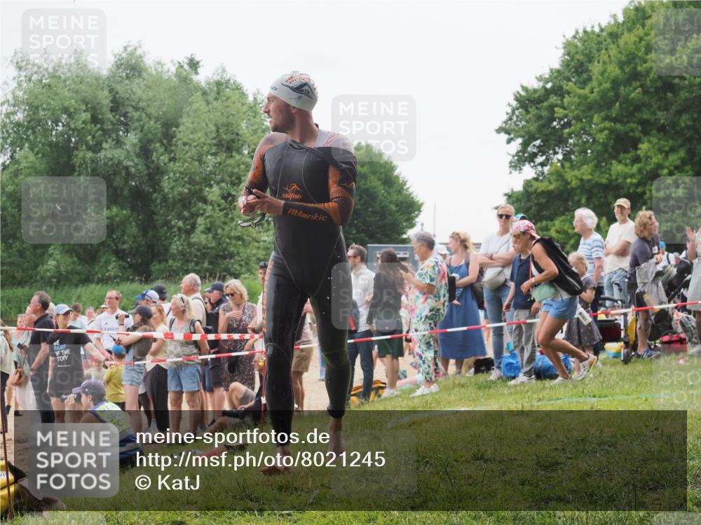 15.06.2025 - 27. Vierlanden-Triathlon KatJ http://msf.ph/oto/8021245 15.06.2025 10:51:44 Schwimmen 676 meine-sportfotos.de