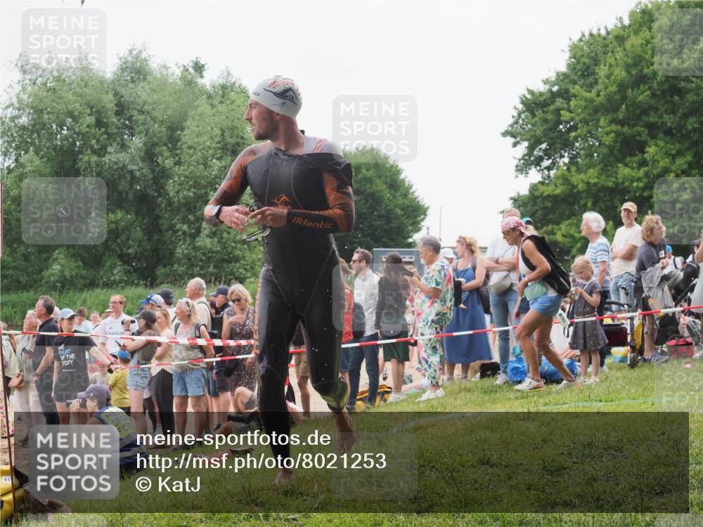 15.06.2025 - 27. Vierlanden-Triathlon KatJ http://msf.ph/oto/8021253 15.06.2025 10:51:44 Schwimmen 676 meine-sportfotos.de