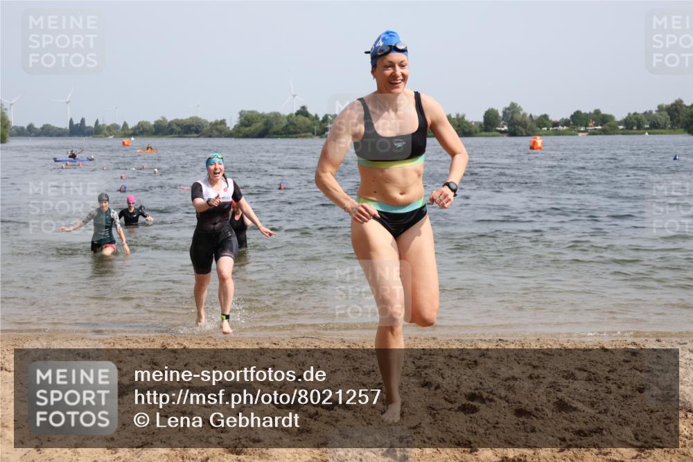 15.06.2025 - 27. Vierlanden-Triathlon Lena Gebhardt http://msf.ph/oto/8021257 15.06.2025 10:18:23 Schwimmen 495, 533, 535, 568, 586, 621, 628 meine-sportfotos.de